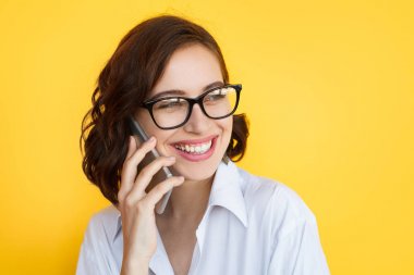 Gülen kız telefonu konuşurken gözlük