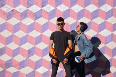 Trendy kışkırtıcı çift Sokağı'nda poz