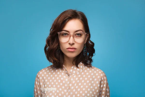 Женщина в очках с оправе — стоковое фото