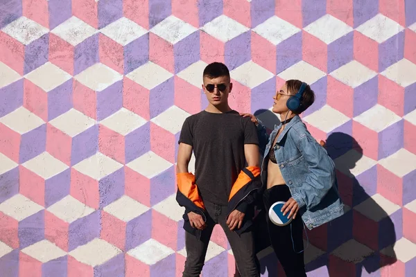 Trendy kışkırtıcı çift Sokağı'nda poz