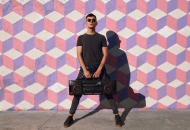 Boombox ile poz adam