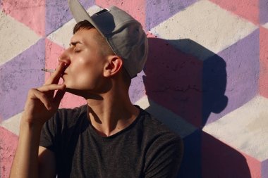 Trendy hipster adam Sigara