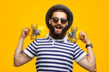 Küçük longboard ile mutlu adam