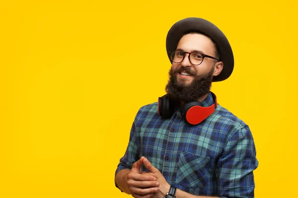 Χαμογελαστός άνθρωπος hipster στο καπέλο — Φωτογραφία Αρχείου