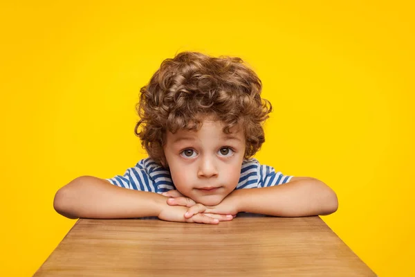 Jongetje dromerig kijken naar camera — Stockfoto