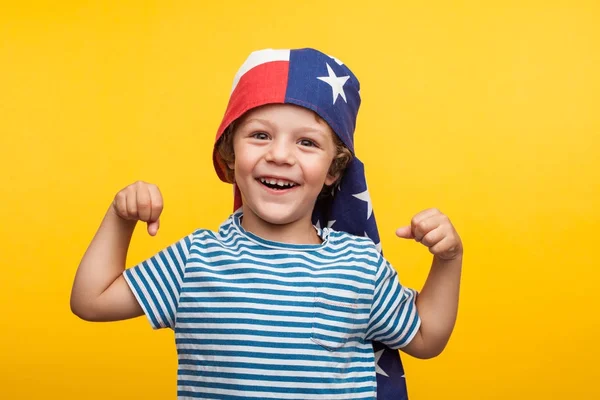 Adorabile ragazzo con bandiera americana — Foto Stock