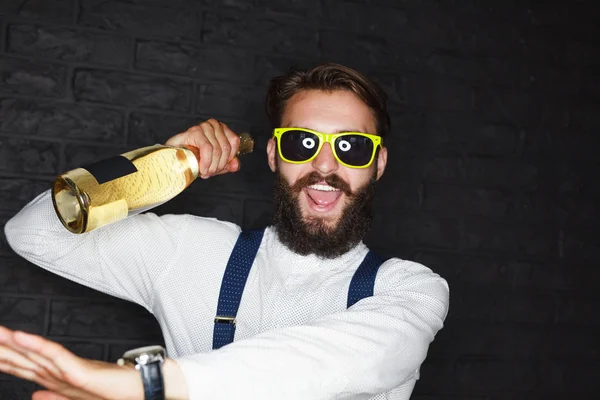 Homem animado com garrafa de champanhe — Fotografia de Stock