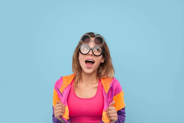 Heyecanlı hippi kız yaratıcı güneş gözlüğü — Stok fotoğraf