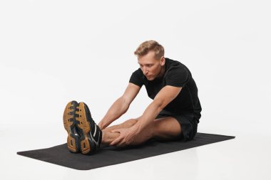 Siyah mat germe sporcu