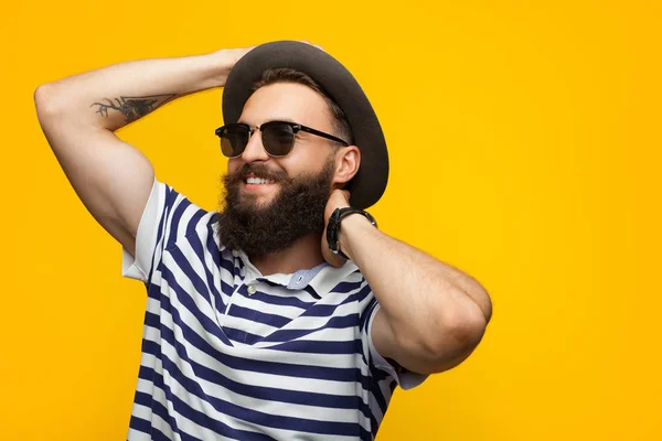 Jovem hipster homem posando na laranja — Fotografia de Stock