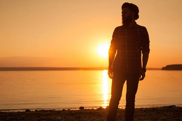 Mannen på stranden i solnedgången — Stockfoto