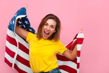 Büyüleyici model mutlu bayrağıyla poz