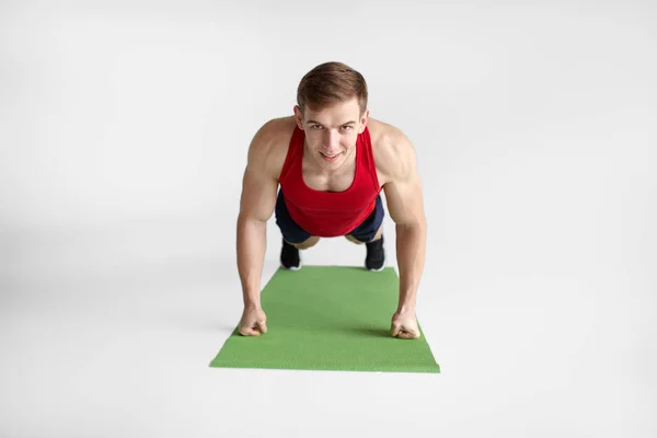 Deportista sonriente haciendo ejercicio de tablón — Foto de Stock