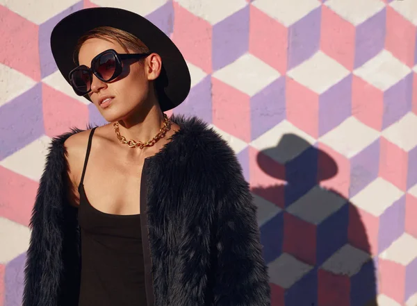 Zarif hippi kız ışık