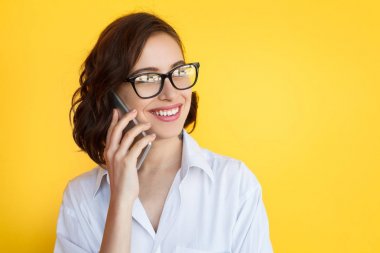 Kadın telefonda konuşurken gülümseyen bardakları
