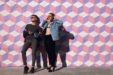 Sokakta poz trendy hipster Çift