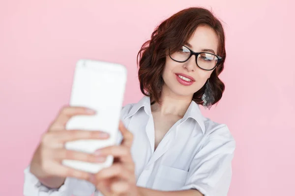 Mulher elegante no estúdio tomando selfie — Fotografia de Stock