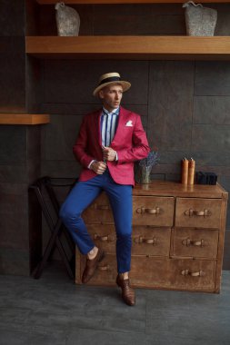 Yakışıklı adam renkli takım