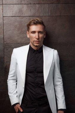 şık elbiseli yakışıklı adam