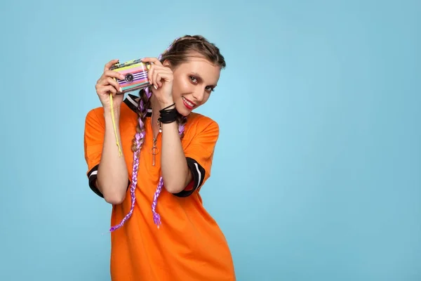 Hipster menina posando com câmera de fotos — Fotografia de Stock