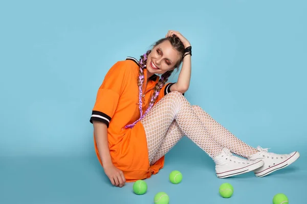 Smiling woman posing with tennis balls — Stock Photo, Image