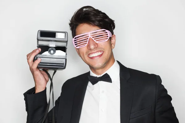 Trendy adam Polaroid kamera ile — Stok fotoğraf