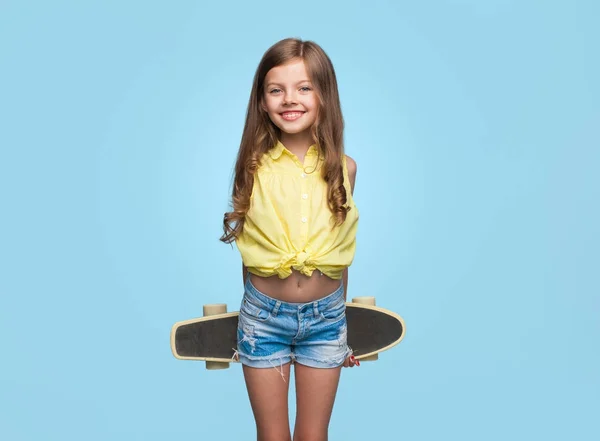Menina alegre com longboard em azul — Fotografia de Stock