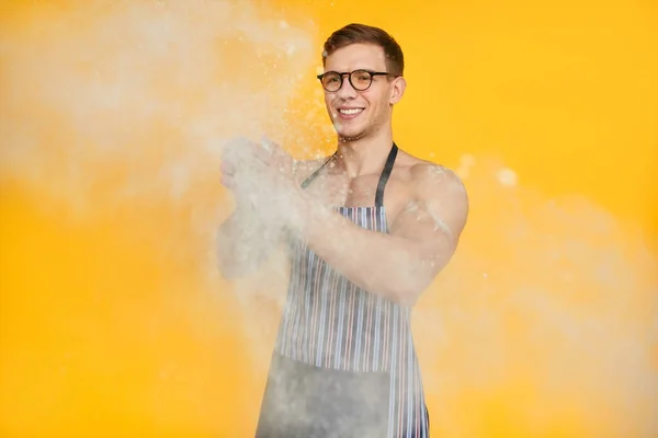 Sportlicher Mann in Schürze und Mehl — Stockfoto