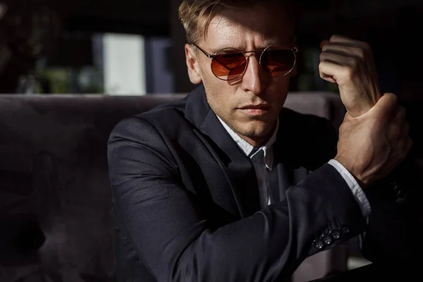 Elegante hombre elegante en gafas de sol —  Fotos de Stock