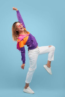 Şık kız neşeyle mavi poz