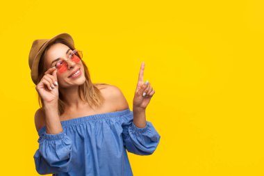 Studio yukarıyı şık genç kız