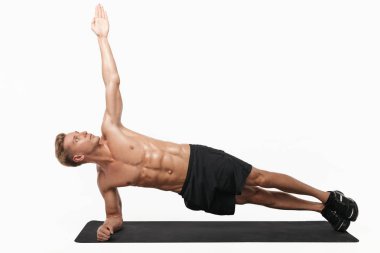 Yalan ve egzersiz güçlü adam