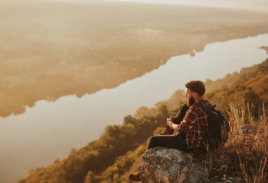 Dalgın backpacker sayısı zevk