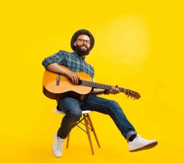 Şık hipster studio gitar çalmak