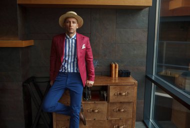 Şık zarif adam güvenle poz