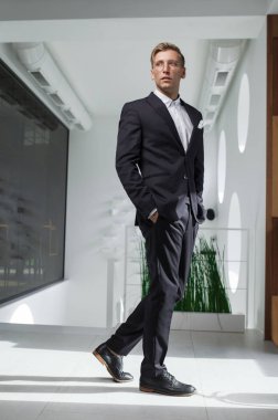 Şık yakışıklı adam gözlük