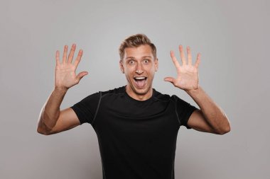 Oynak erkekte studi içinde poz spor giyim