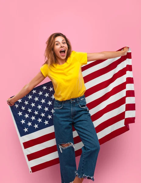 Femme excitée avec drapeau des États-Unis — Photo