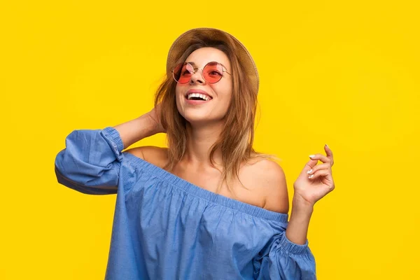 Emocionada mujer de moda riendo en naranja —  Fotos de Stock