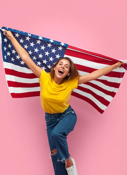 Fröhliche Frau mit Fahne auf rosa — Stockfoto