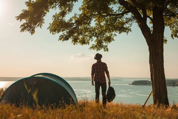 Backpacker berpose di pantai dengan tenda — Stok Foto
