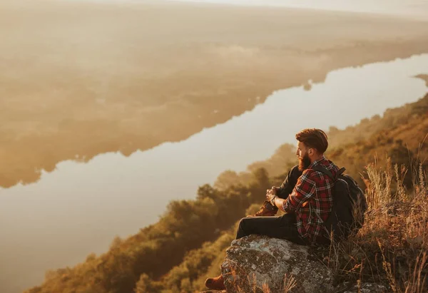 Pensive backpacker enjoying views — Stock Photo, Image