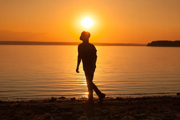 ชายที่ทะเลสาบตอนพระอาทิตย์ตก — ภาพถ่ายสต็อก