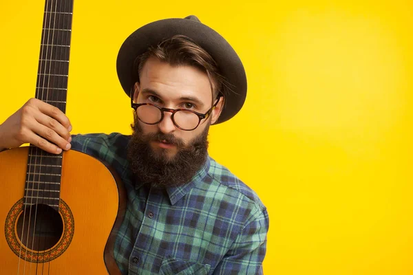 Handsome man posing with guitar — Stock Photo, Image