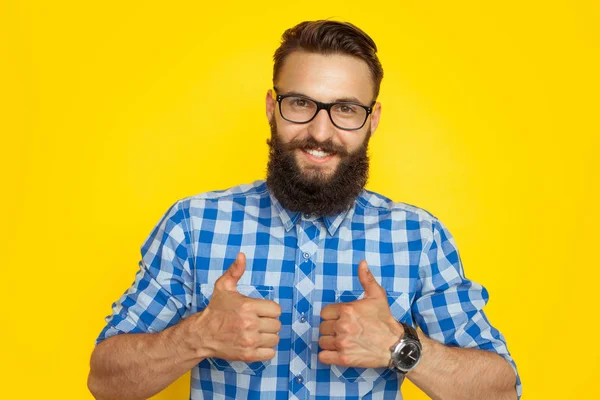 Sonriente hombre mostrando pulgares hacia arriba — Foto de Stock