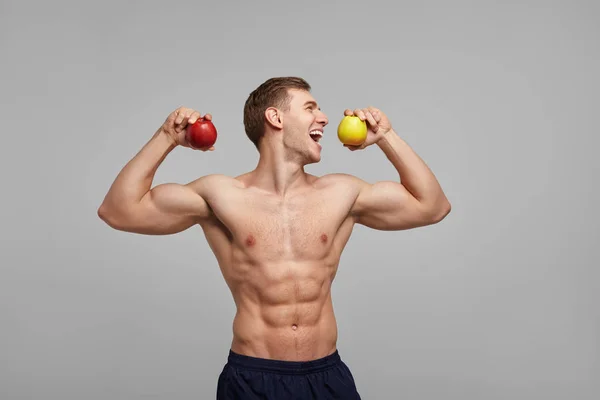Muskulöser Mann mit Äpfeln — Stockfoto