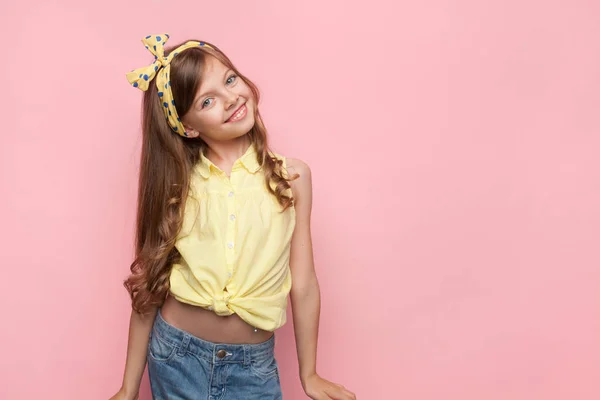 Menina elegante encantador em rosa — Fotografia de Stock