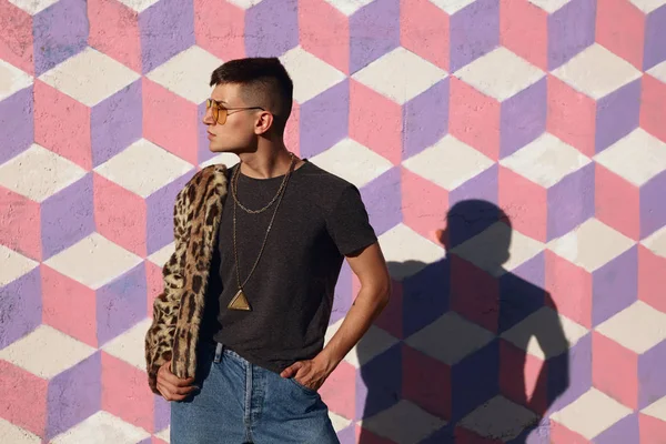 Modischer Hipster posiert mit Jacke — Stockfoto