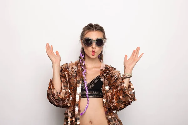 Giovane ragazza hipster giocoso su bianco — Foto Stock