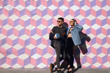 Sokakta poz şık hipster Çift